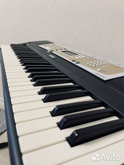 Синтезатор Yamaha PSR-R200