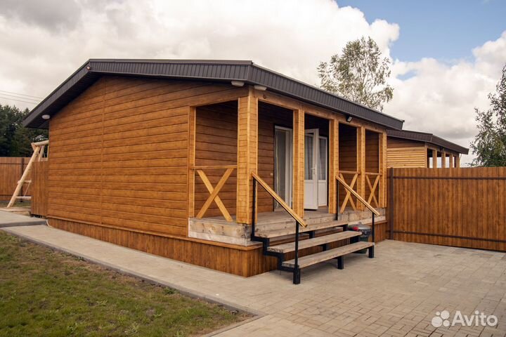 Русская баня на дровах на берегу озера