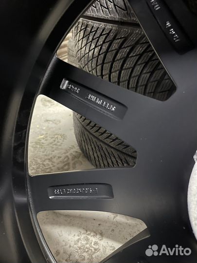 Комплект оригинальных колес на Audi Q7 4M