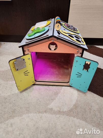 Детская игрушка бизиборд-домик