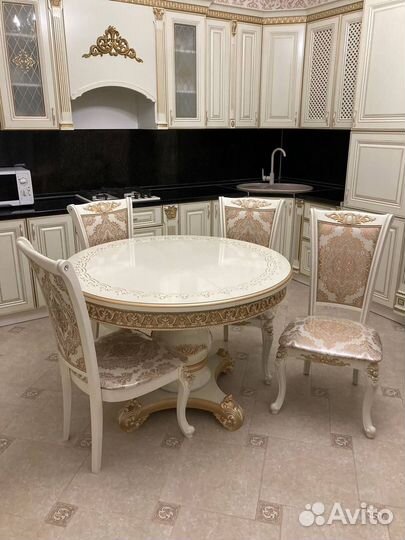 Столы и стулья красиво