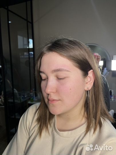 Модель на брови