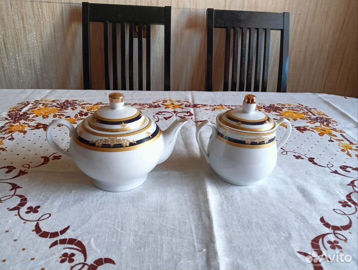 Заварочный чайник и сахарница