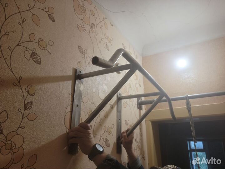 Турник настенный