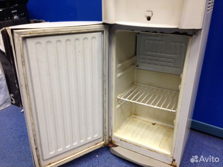 Продам диспенсер (кулер) с морозилкой, подтекает