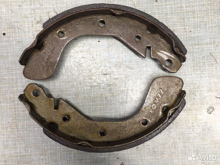 Колодки ручника Митсубиси Лансер 10