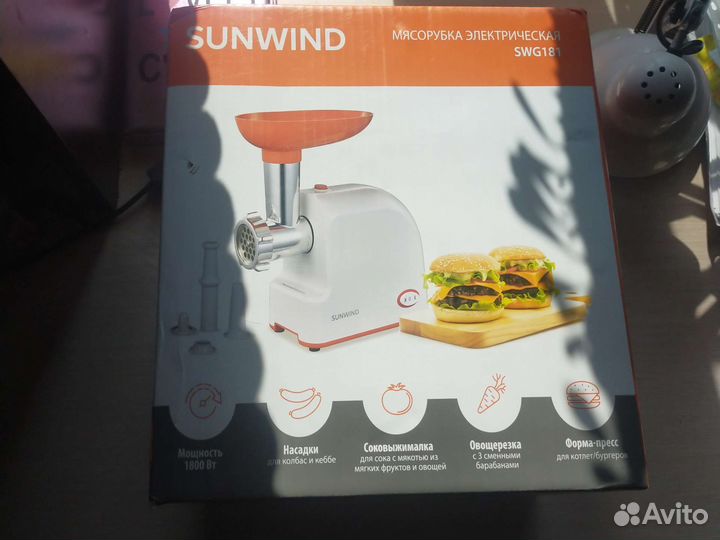 Электромясорубка с соковыжималкой новая в упаковке