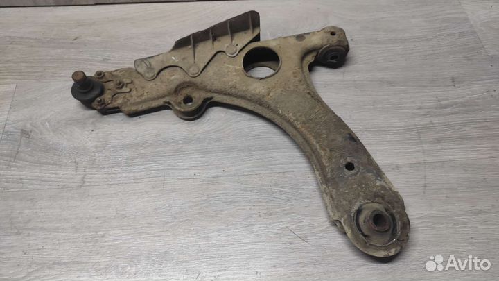 Рычаг передний левый/правый VW Passat B3