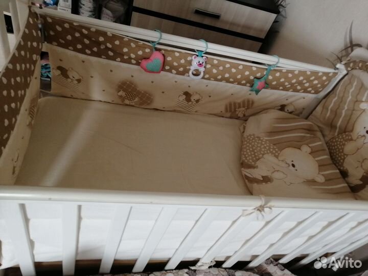 Детская кроватка с маятником