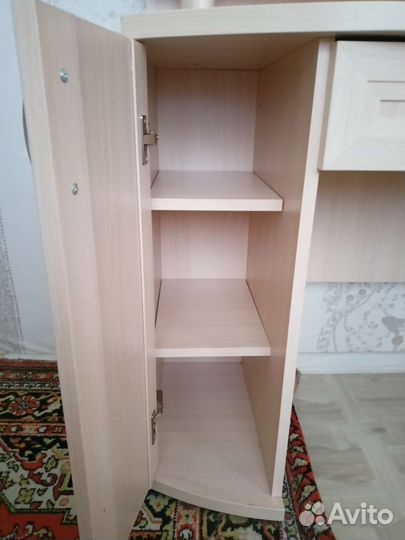 Туалетный столик с зеркалом