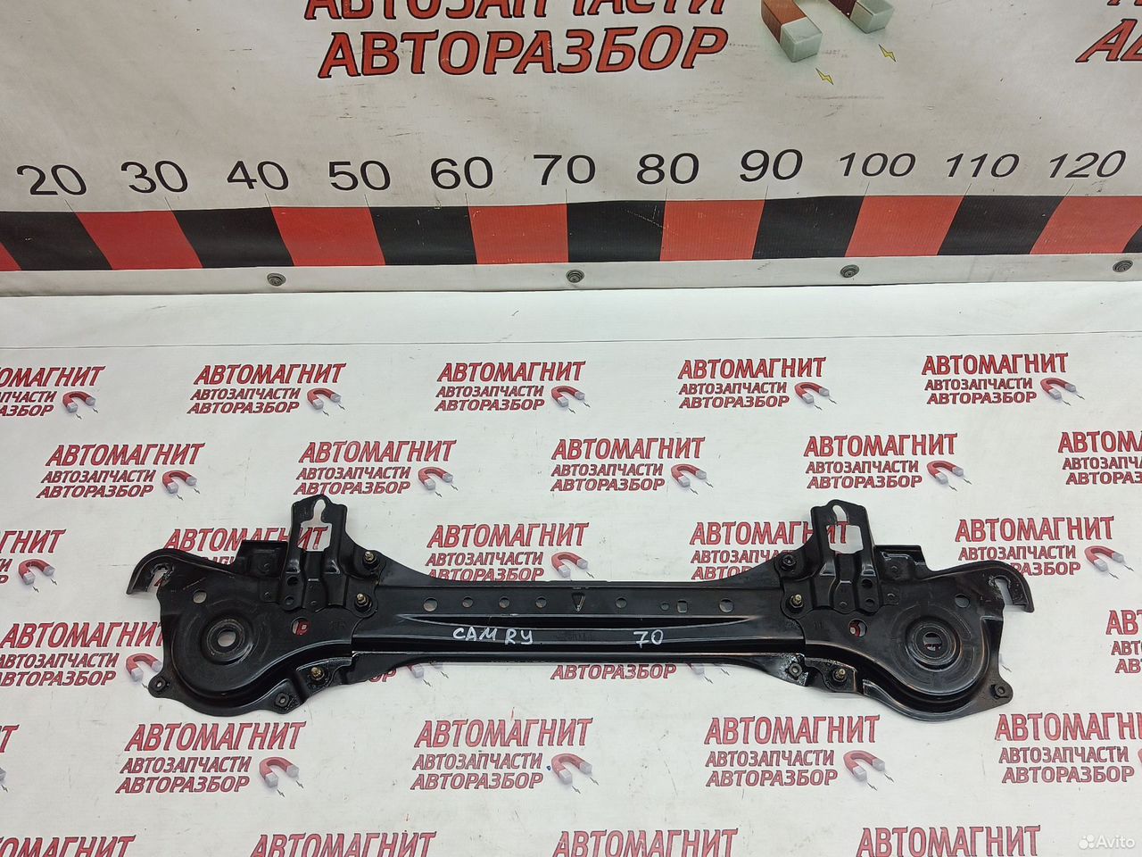 Панель телевизора нижняя Toyota Camry 70