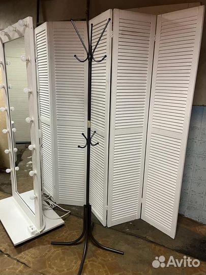 Гримерное зеркало с подсветкой на подставке