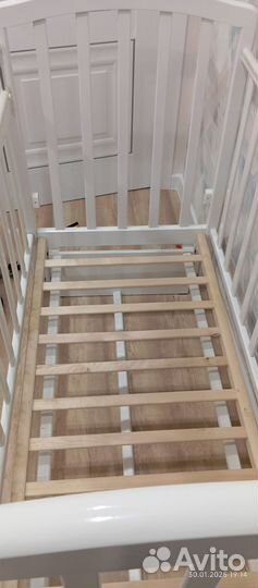 Детская кроватка с маятником и матрасом