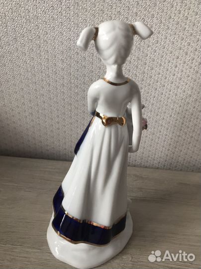 Статуэтка фарфоровая