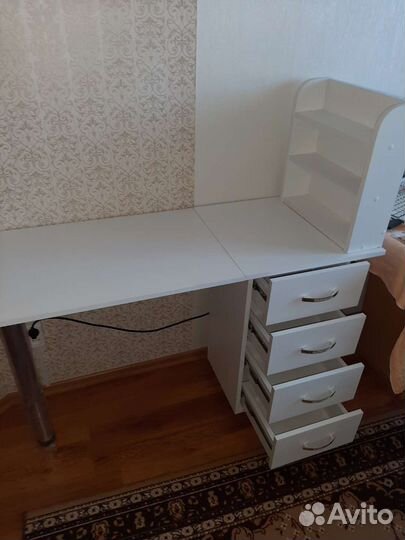 Маникюрный белоснежный столик