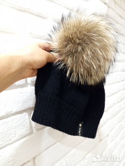 Вязаная шапка с помпоном. Ручная работа