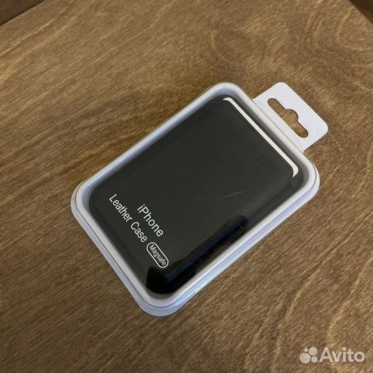 Магнитный чехол-картхолдер на iPhone