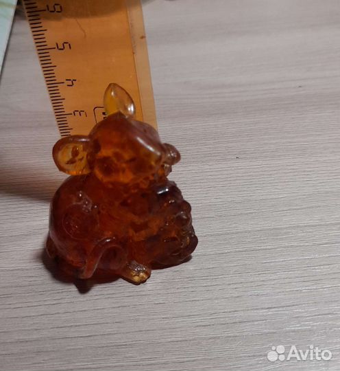 Статуэтка из янтаря