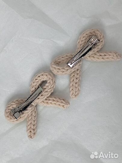 Заколки бантики вязаные бежевые 2 шт