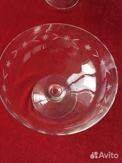 Ваза на ножке из цветного стекла