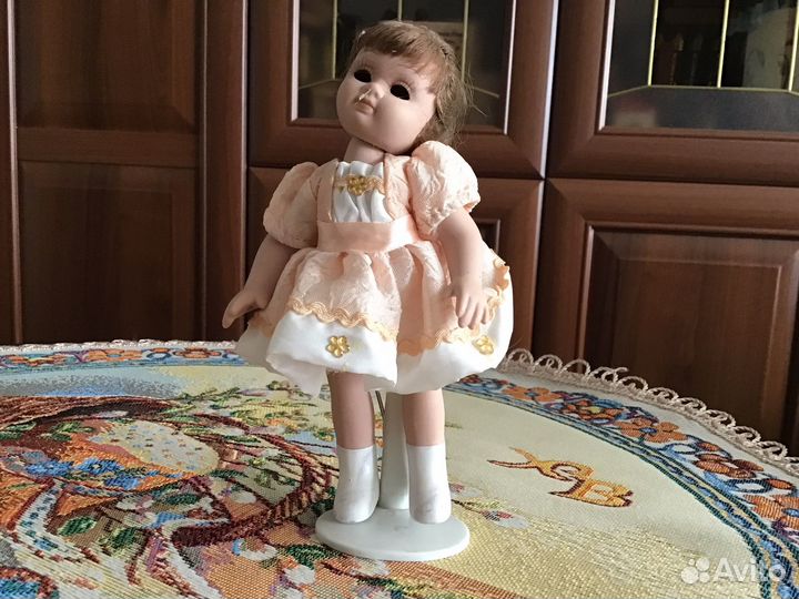 Кукла фарфоровая
