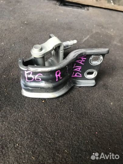 Петля крышки багажника зад. Volkswagen Passat B6