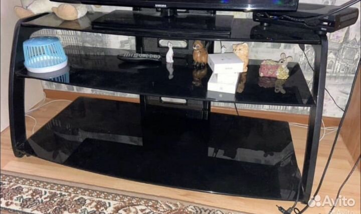 Стеклянная тумба тв