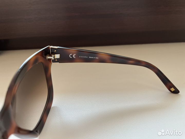 Солнцезащитные очки Escada