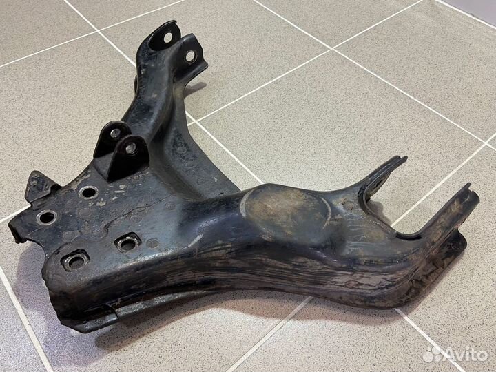 Рычаг левый нижний передний Isuzu Bighorn 1994 г