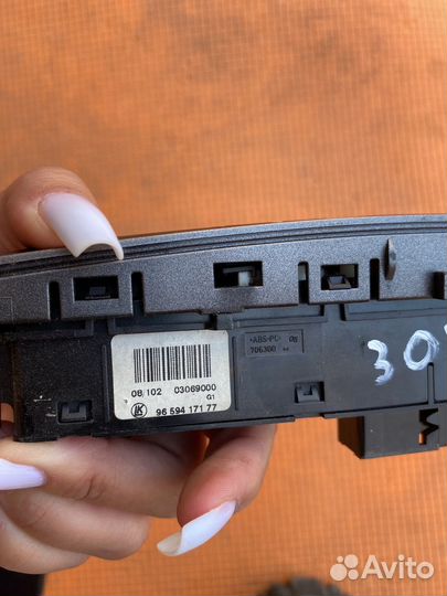 Кнопка аварийной сигнализации Peugeot 308