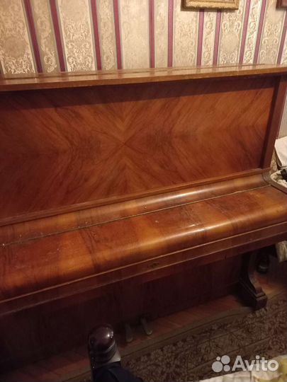 Пианино красный октябрь
