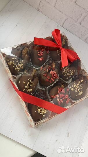 Конфеты ручной работы, клубника в шоколаде