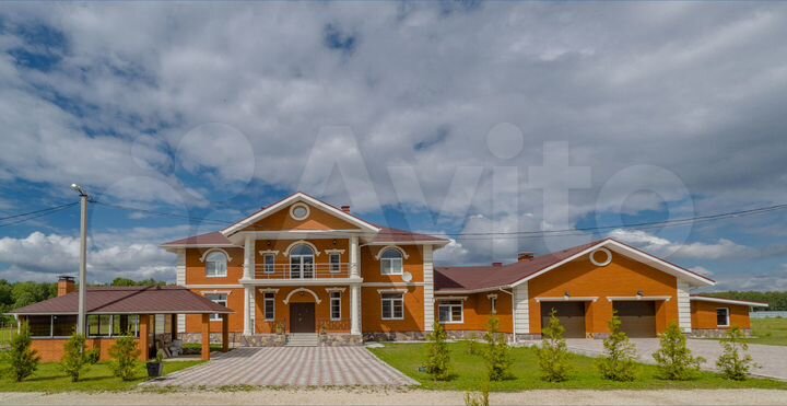 Дом 1400 м² на участке 2,4 га