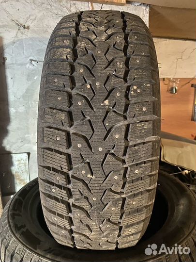 Royal Black Royal Stud II 215/55 R17