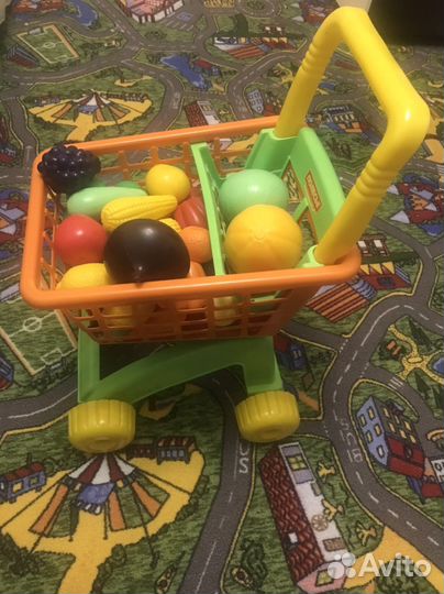 Тележка для продуктов с фруктами и овощами