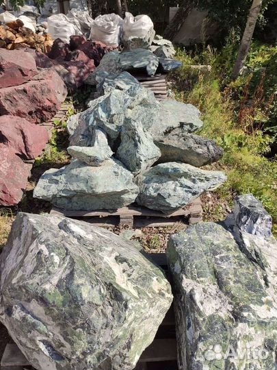 Природный камень змеевик натуральный салатовый