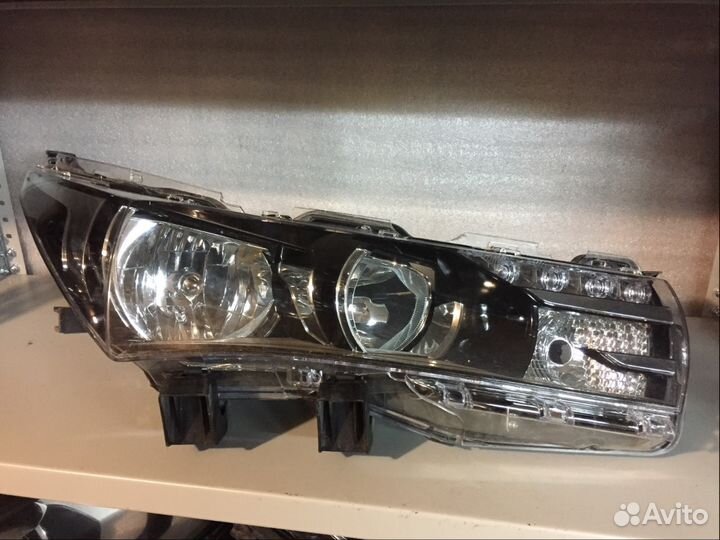Фара правая битая Toyota Corolla E18 2015