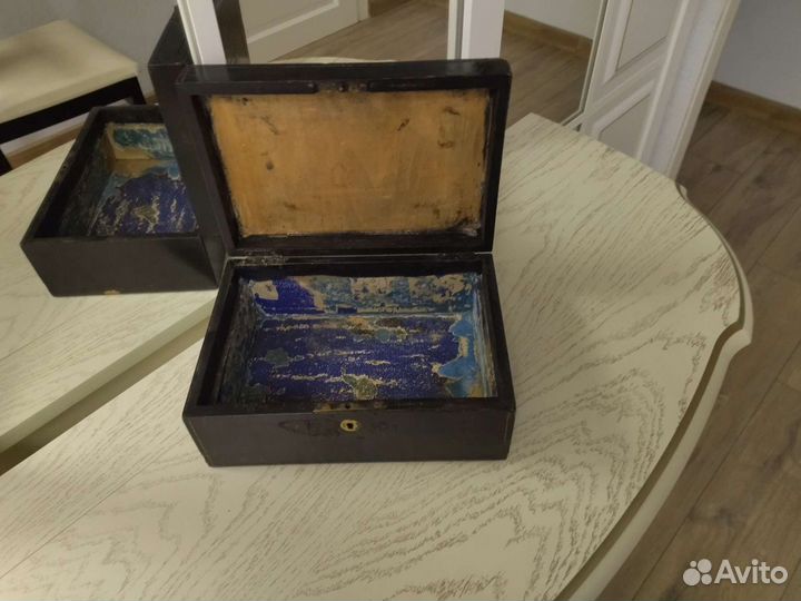 Старинная деревянная шкатулка