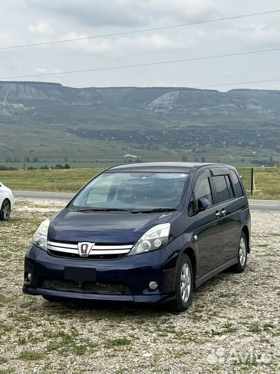 Toyota Isis, 2012