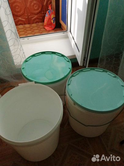 Ведро пластиковое с крышкой