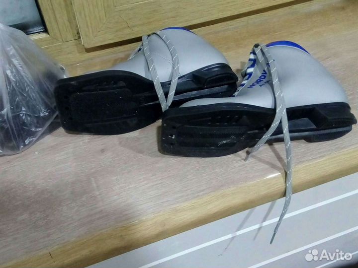 Лыжные ботинки 34 размер+ крепления