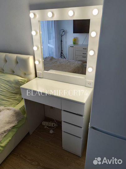 Столик макияжный с диодными лампами