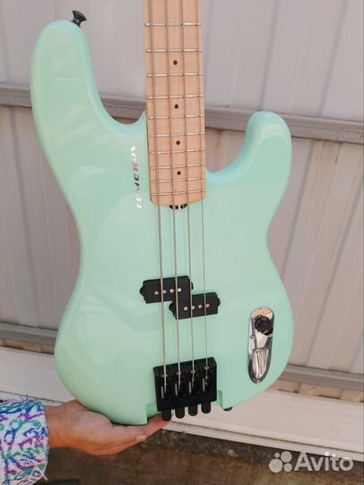 Бас гитара 