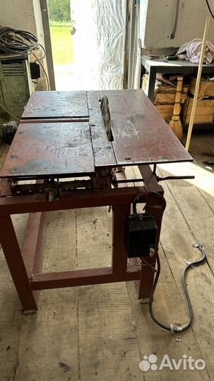 Циркулярный станок по дереву с пильным диском