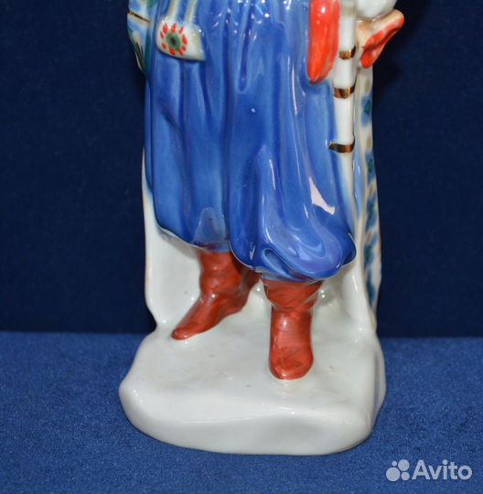 Фарфоровая статуэтка тарас бульба казак С трубкой