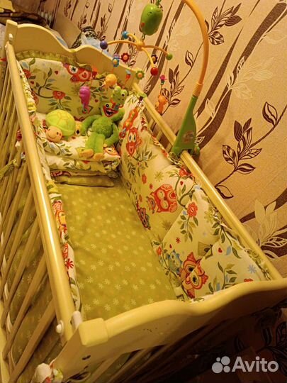 Детская кроватка с маятником и пеленальным комодом