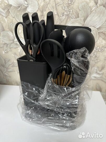 Набор кухонных принадлежностей с ножами