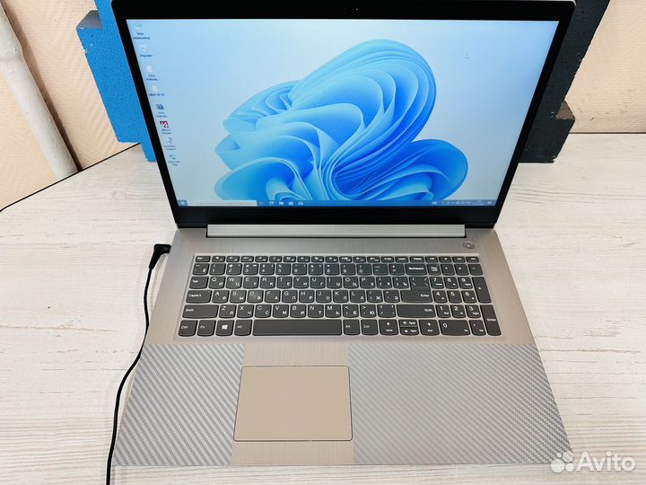 Свежий большой ноутбук 17