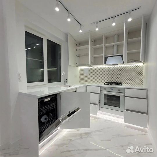 Светлая кухня в потолок в рассрочку