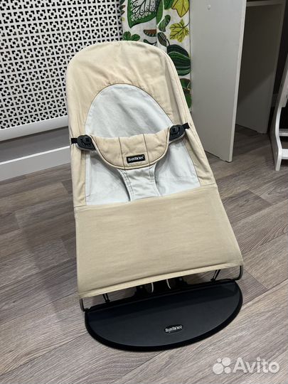 Оригинальный шезлонг BabyBjorn с игрушкой